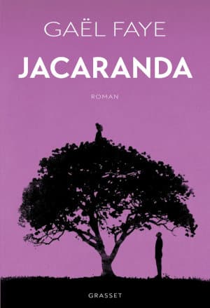 Couverture du livre, le ciel est mauve jaracanda avec un arbre (un jaracanda) en premier plan. En haut de l&rsquo;arbre se trouve une petite fille. Au pied de l&rsquo;arbre, on distingue un adulte, le regard vers la petite fille.