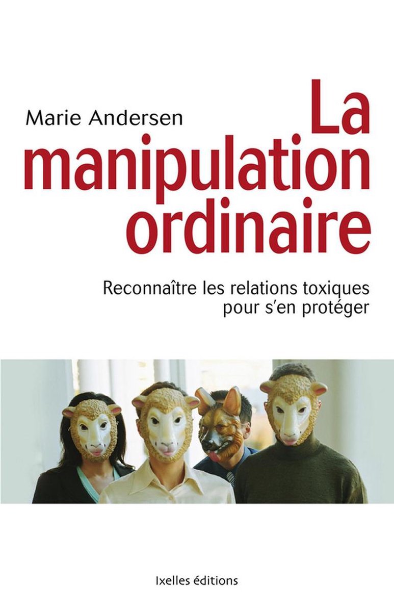Couverture blanche avec le titre orienté à droite, en rouge sombre. Un bandeau avec 4 personnes qui portent des masques d&rsquo;animaux ; 3 de moutons et un de loup.