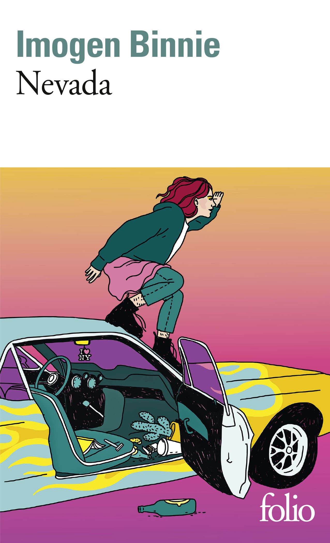 Une femme qui regarde au loin sur une voiture bleue avec des flemmes jaunes devant