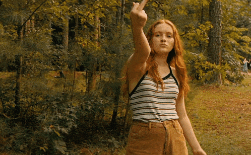 Ziggy jouée par Sadie Sink qui s'en va en faisant à doigt d’honneur
