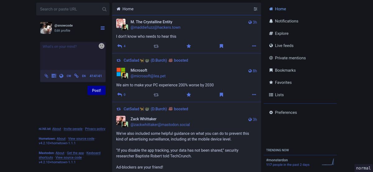 Fil d’accueil sur Mastodon. À gauche, la photo de profil et un champ pour écrire un pouet. Au centre, la liste des messages des personnes qu’on suit et, à droite, des liens de navigation.
