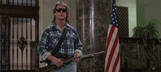 Gif du film « They live ». John est dans une pièce avec ses lunettes et son fusil à pompe, il arrive et dit "Je suis venu ici pour mâcher du chewingum et bottes des culs. Mais je suis à court de chewingum !"
