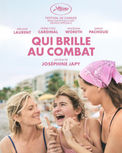 Affiche du film, on voit la mère et la sœur tenir Bertille sur la plage, elle semble particulièrement heureuse avec un énorme sourire.